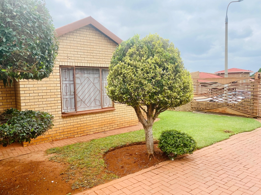 To Let 3 Bedroom Property for Rent in Geelhoutpark North West